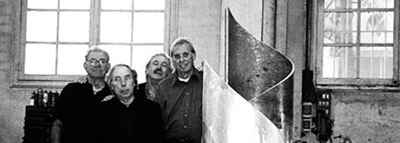 D'esquerra a dreta, Juan Orejas, Pere Casanovas, Elías G. Benavides i Joan Pedragosa, al taller de Casanovas.