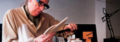 Joan Pedragosa al seu estudi durant el procés de realització i muntatge de prototips de fusta.
